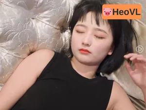 ba-chu-nho-de-thuong-nhau-say-dit-khong-bao-voi-cau-nhan-vien