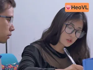 co-gia-su-xinh-dep-va-cau-hoc-tro-ham-choi
