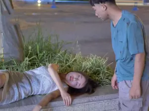 ga-an-xin-co-hoi-dua-co-gai-say-xin-ve-nha-roi-tranh-thu-dit